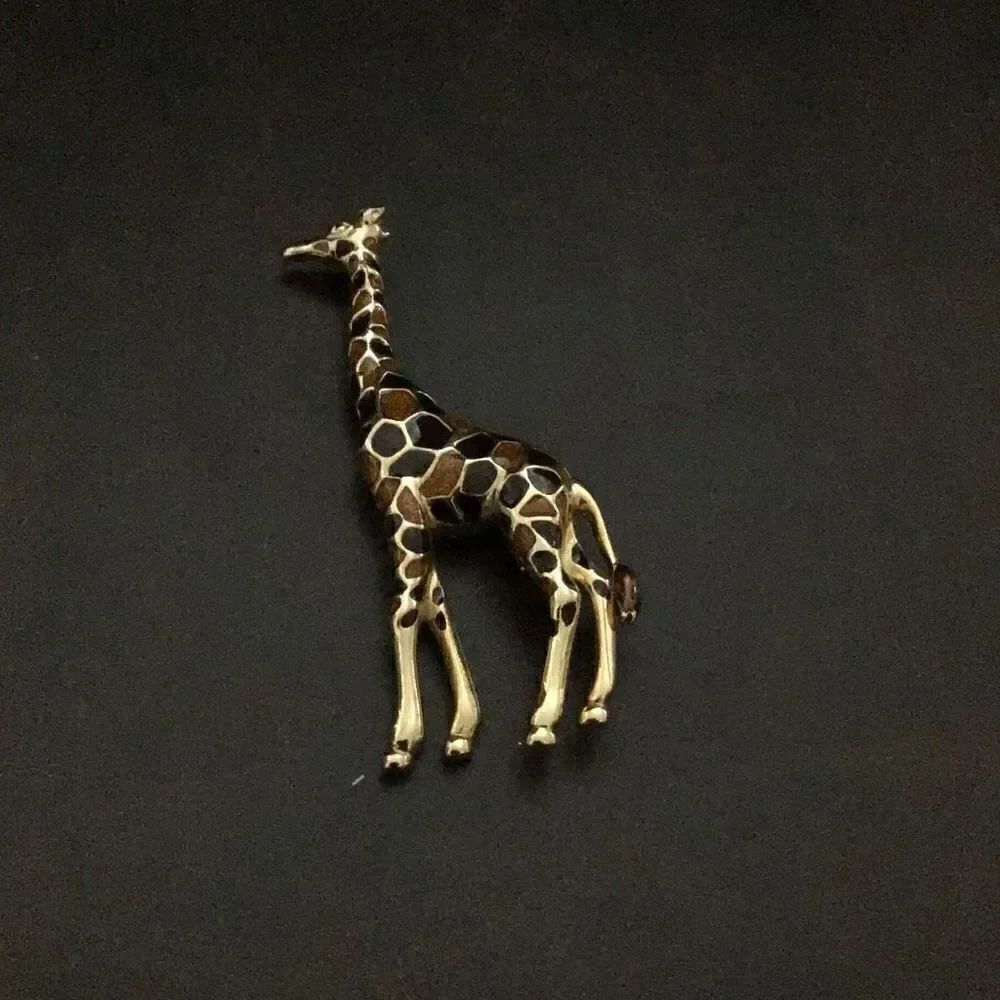 Brooch beautiful vintage enamel giraffe
